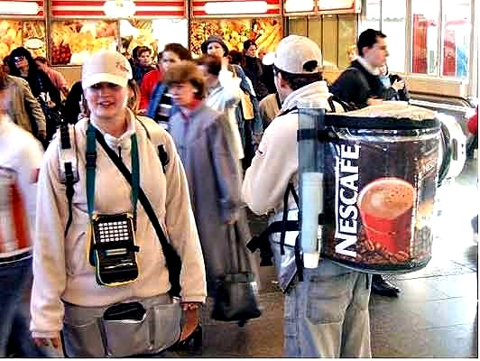 Mit branchenführenden Marken wie Jacobs Lavazza und Nespresso werden unsere Espressolösungen in weniger als einer Minute aus der Rucksack die perfekte Tasse zubereiten. Für Unternehmen wie Coffeeshops und Cafés ist es von entscheidender Bedeutung, dass es gelingt, den Straßenverkehr in Fußgängerzonen umzuwandeln.