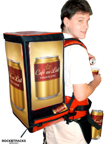 Promoter mit individuell gestaltetem Werberucksack für Café-au-Lait-Dosengetränke bei einer mobilen Kaffee-Promotion.