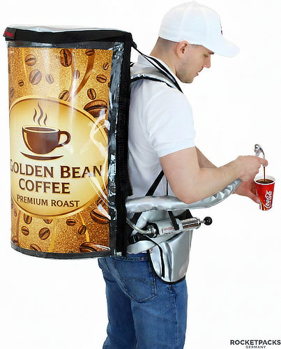 Promoter mit Kaffeerucksack und individueller Kaffeewerbung beim mobilen Ausschank in einen Pappbecher.