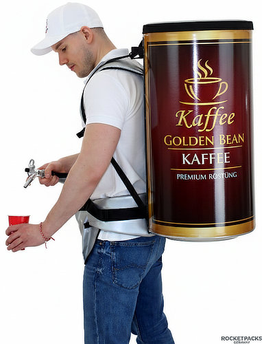 Promoter mit professionellem Kaffeerucksack und individueller Kaffeewerbung bei der mobilen Getränkeausgabe.