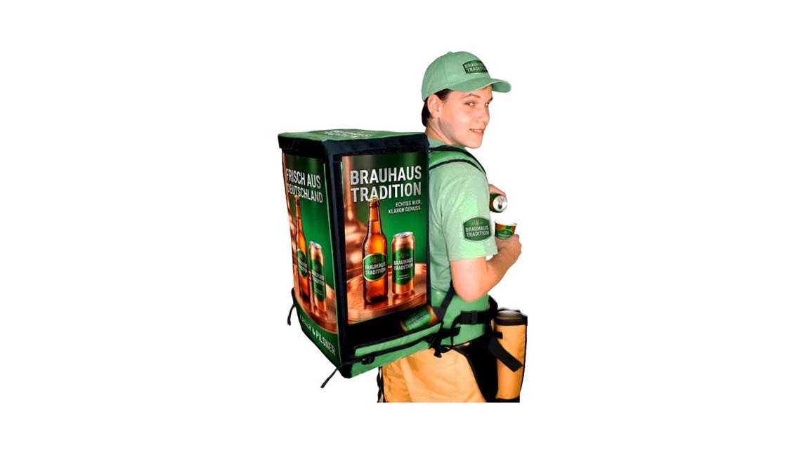 Promoter im professionellen Einsatz beim flexiblen Anbieten von Heißgetränken direkt am Kunden.