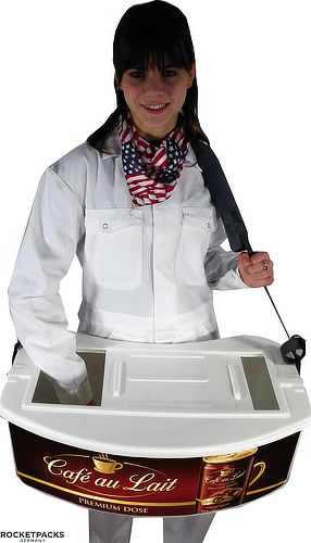 Mobiler Kaffee-Bauchladen von RocketPacks für den professionellen Ausschank von Heißgetränken bei Events.